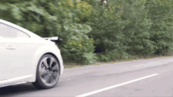 Audi TT едет по дороге - картинка gif