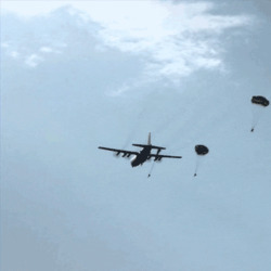Десантники прыгают с самолета - картинка gif