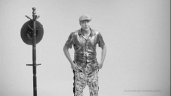 Мужчина переодевает одежду - картинка gif