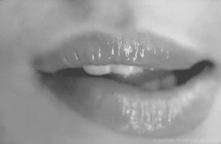 Женщина прикусывает нижнюю губу - картинка gif
