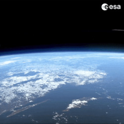 Спутник пролетает над Землей - картинка gif