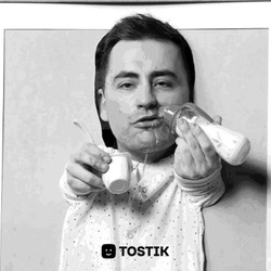 Мужчина пьет из бутылочки - картинка gif