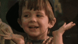 Мальчик подпирает лицо руками - картинка gif
