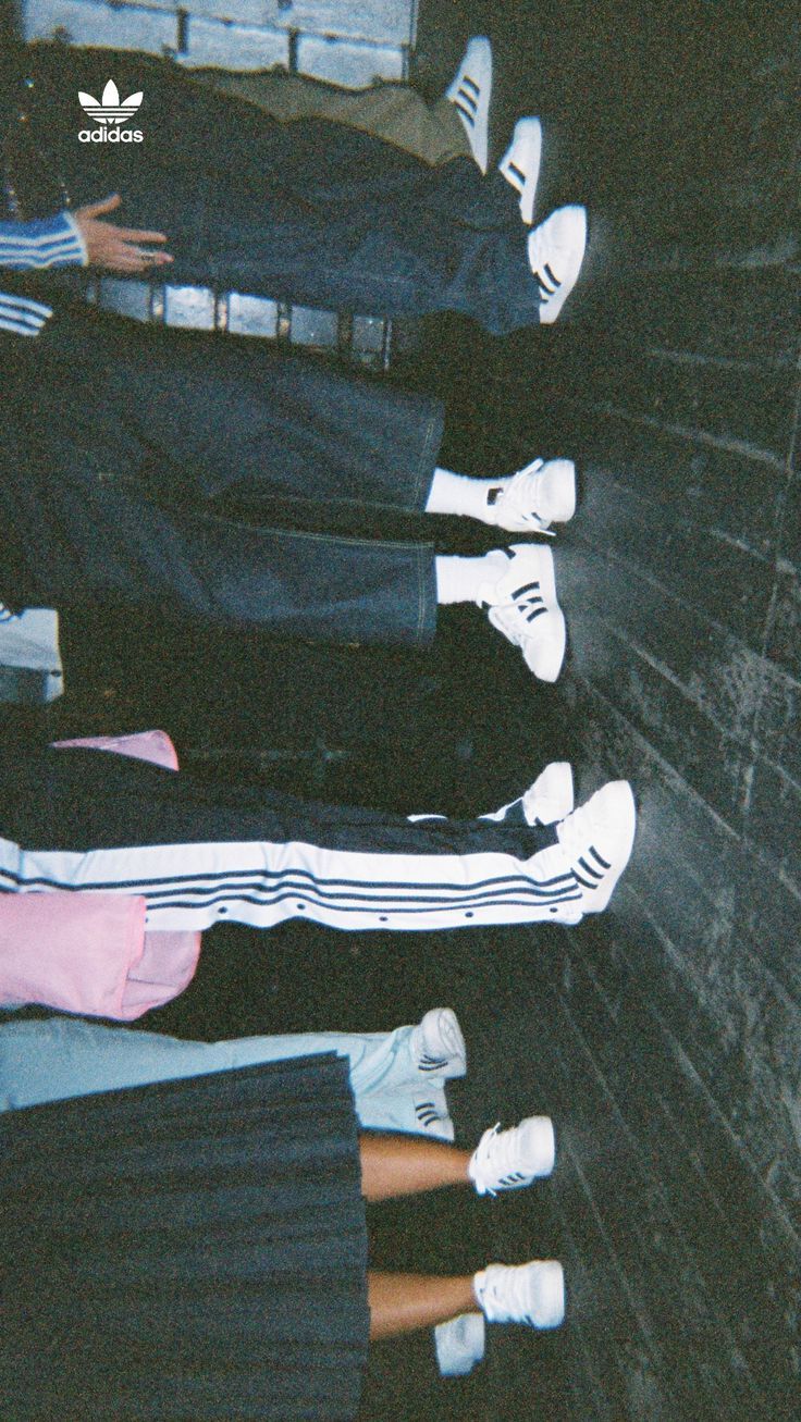 Ноги в кроссовках Adidas - гифки и картинки