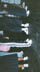 Ноги в кроссовках Adidas - картинка gif