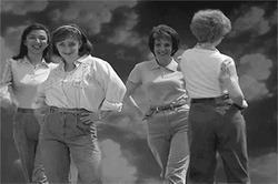 Женщины демонстрируют джинсы - картинка gif