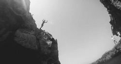 Прыжок в воду со скалы - картинка gif