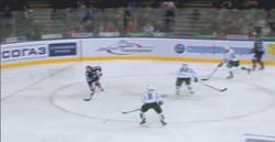 Хоккеист забрасывает шайбу в ворота 2 - картинка gif