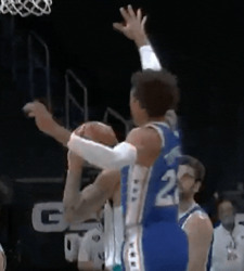Миль-бейкер забивает сверху - картинка gif