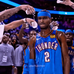 Игрока обливают водой из стаканов - картинка gif