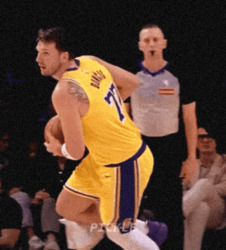 Леброн Джеймс играет баскетбол - картинка gif