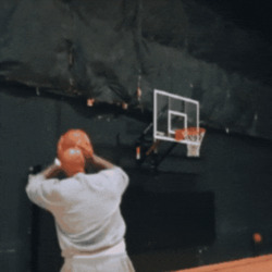 Мужчина бросает мяч в кольцо - картинка gif