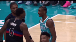 Конфликт баскетболистов на площадке - картинка gif