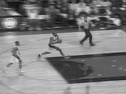 Игрок исполняет слэм-данк - картинка gif