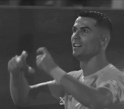 Криштиану Роналду показывает сердце - картинка gif