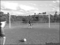 Вратарь неудачно отбивает мяч - картинка gif