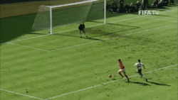 Нападающий забивает гол - картинка gif