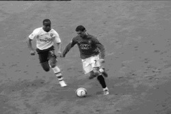 Криштиану Роналду обыгрывает защитника - картинка gif