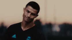 Криштиану Роналду кивает головой - картинка gif