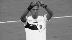 Судья показывает видеоповтор - картинка gif
