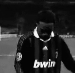 Футболист исполняет акробатический трюк - картинка gif