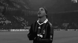 Роналдиньо поет гимн Лиги чемпионов - картинка gif