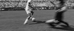 Футболист обводит соперника - картинка gif