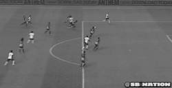 Футболист забивает гол в падении - картинка gif