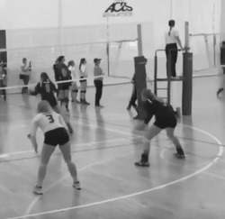 Игрок в волейбол делает подачу - картинка gif