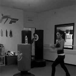 Удар ногой по бутылке - картинка gif