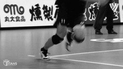 Игрок выполняет волейбольный удар - картинка gif