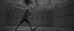 Подводная тренировка боксёра - картинка gif