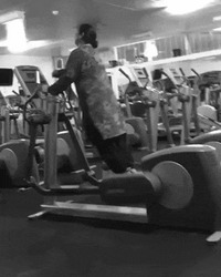 Женщина тренируется на эллипсоиде - картинка gif