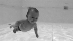Младенец плывет под водой - картинка gif
