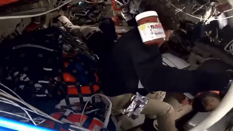 Астронавт ловит банку Nutella - Космос и НЛО