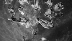 Синхронное плавание выполняет прыжок - картинка gif