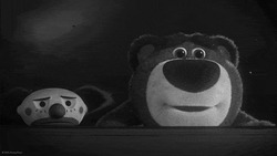 Игрушки наблюдают за дождем - картинка gif