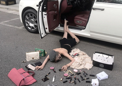 Девушка с покупками у автомобиля - картинка gif