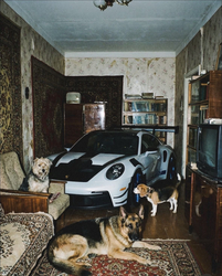 Спортивный автомобиль в квартире - картинка gif