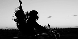 Поездка на мотоцикле в закат - картинка gif