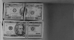 Пачка денег заполняет коробку - картинка gif