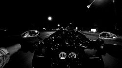 Ночная езда на мотоцикле - картинка gif