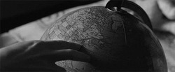 Человек вращает глобус - картинка gif
