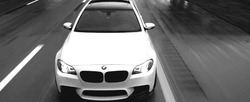 Белый BMW едет - картинка gif