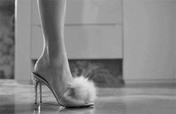 Девушка снимает туфлю - картинка gif