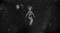 Женщина лежит среди роз - картинка gif