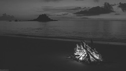 Костер на вечернем пляже - картинка gif