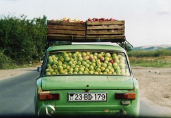 Автомобиль с яблоками - картинка gif