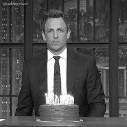 Мужчина задувает свечи - картинка gif