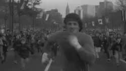 Rocky бежит с толпой людей - картинка gif